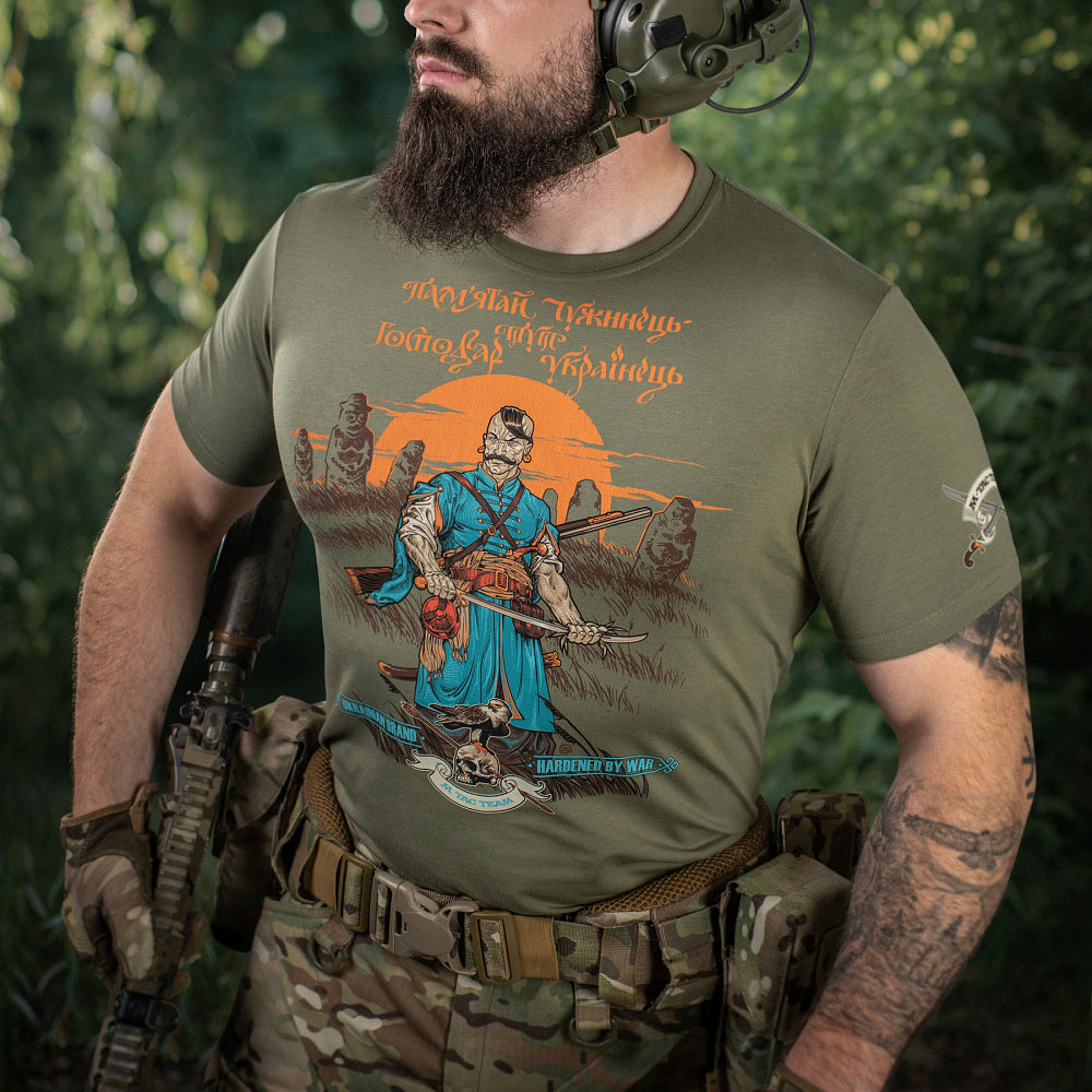 T-shirt noir ukrainien orné du trident blanc, emblème national de l'Ukraine.