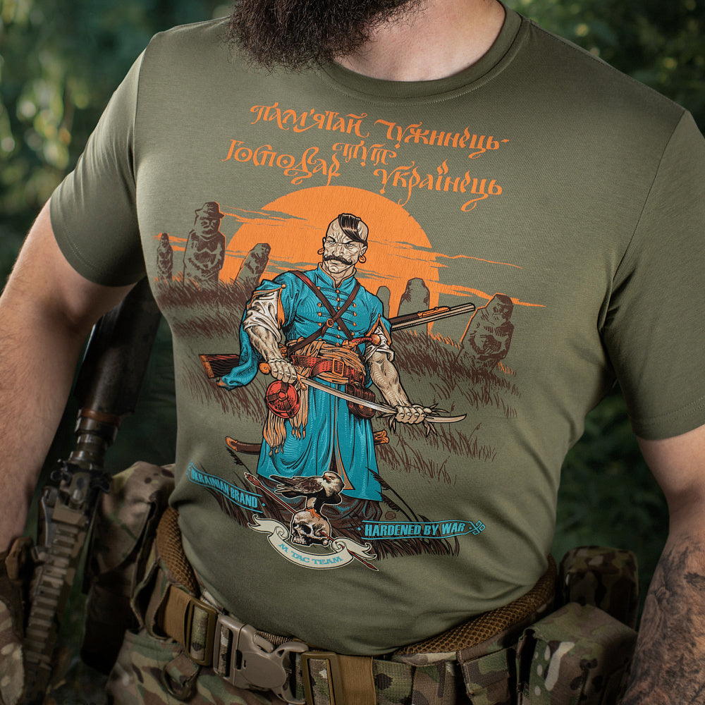 T-shirt noir ukrainien orné du trident blanc, emblème national de l'Ukraine.