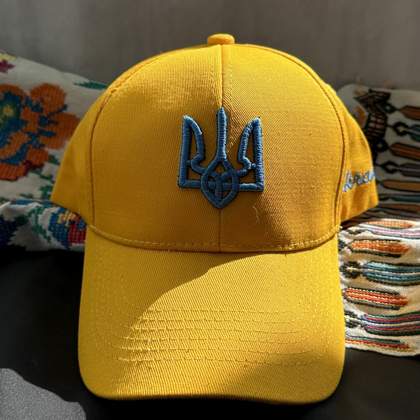 Ukrainische gelbe Kappe mit blauer Stickerei Dreizack UA Größe: 56 - 58