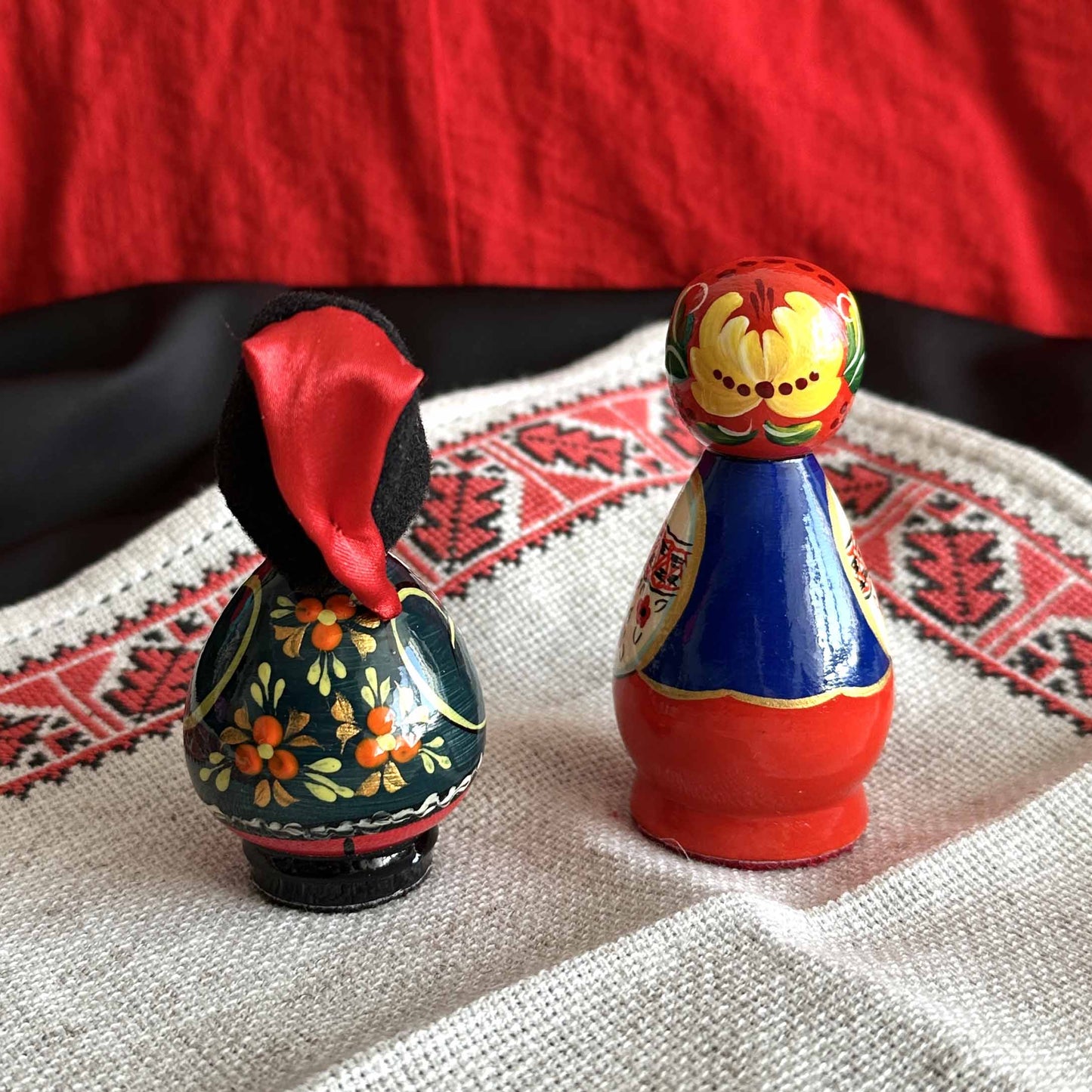 Ukrainian Souvenir Wood Сouples Figurines Traditional Cloth Hand-Painted Oil (3.9 x 1.6 in)
