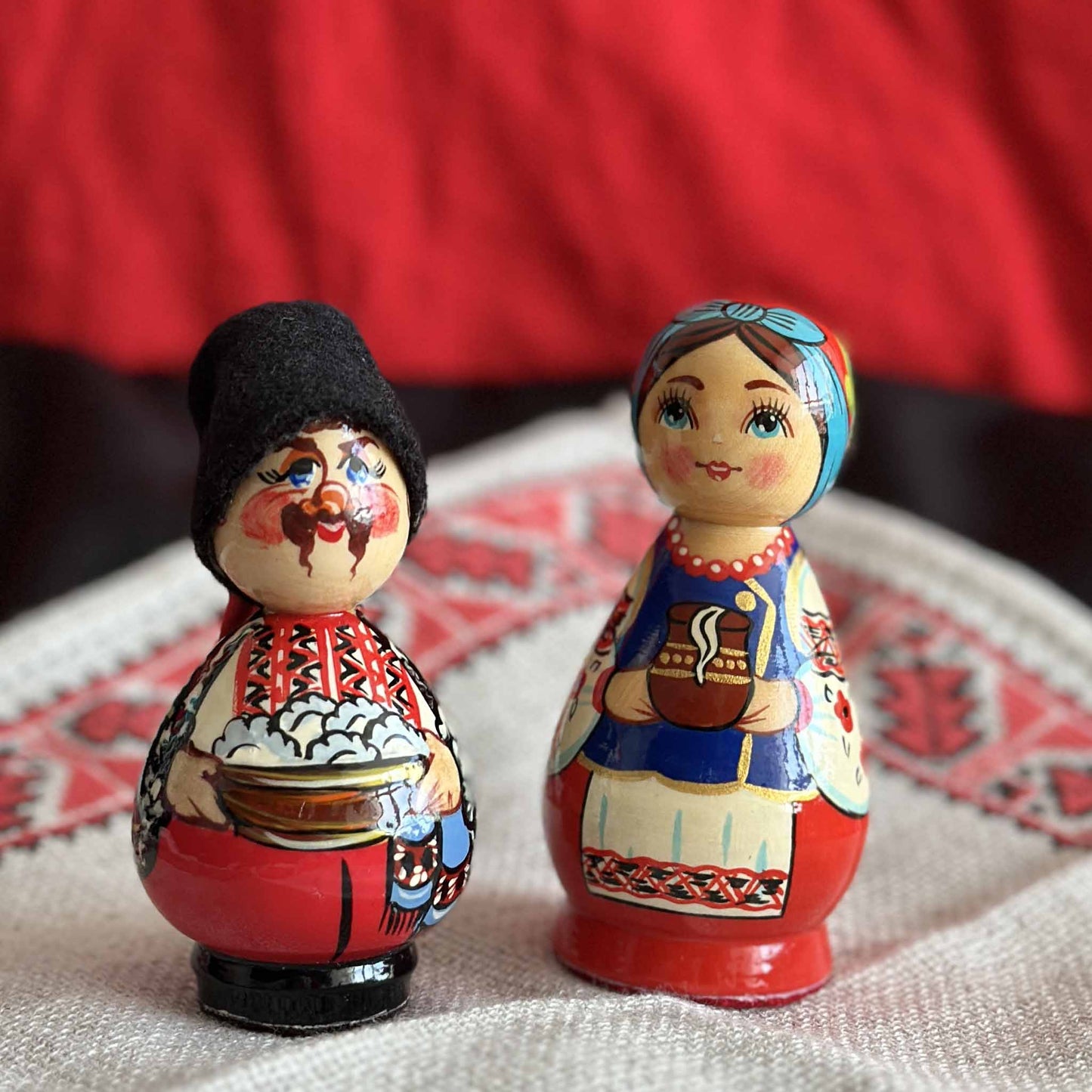 Ukrainian Souvenir Wood Сouples Figurines Traditional Cloth Hand-Painted Oil (3.9 x 1.6 in)