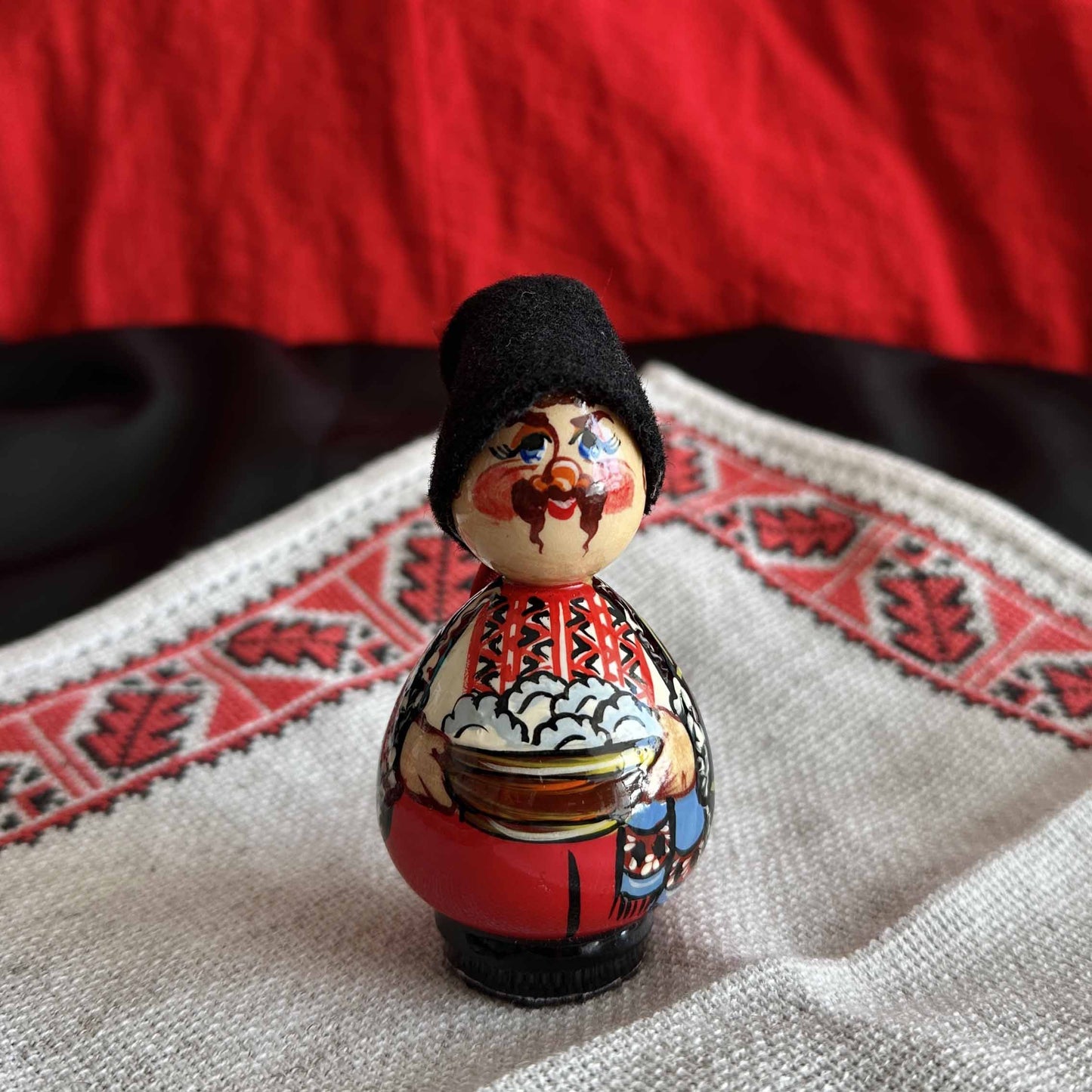 Ukrainian Souvenir Wood Сouples Figurines Traditional Cloth Hand-Painted Oil (3.9 x 1.6 in)