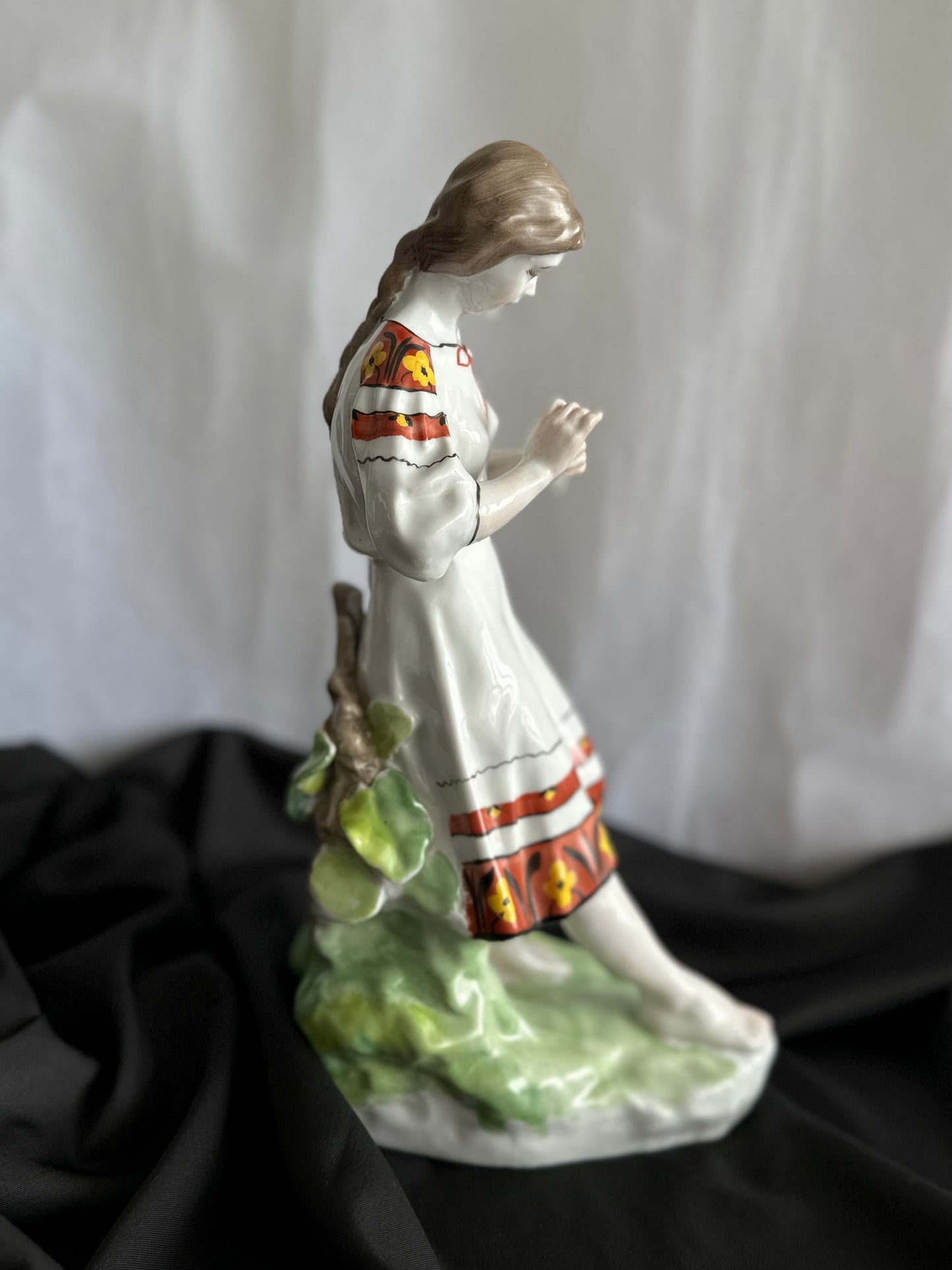 Ukrainian Vintage Ussr Porcelain Figurine "In love or not in love?" (1962 Kyiv)