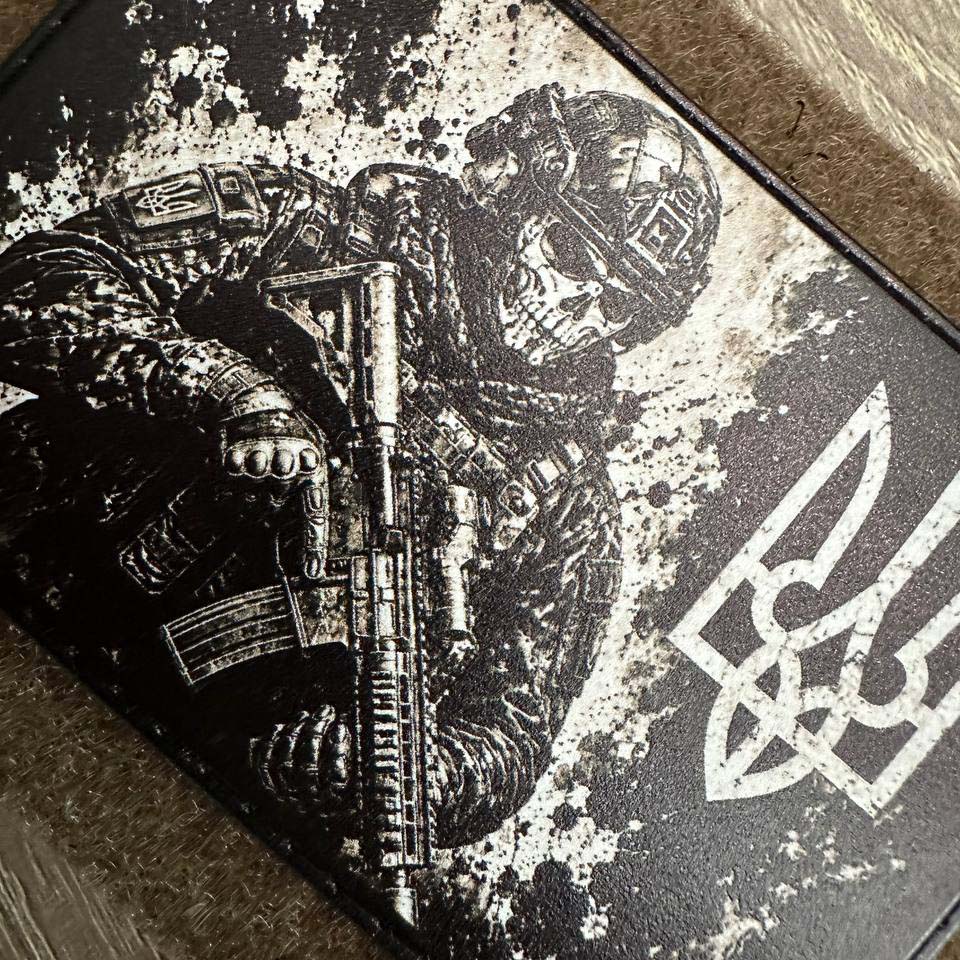 Ukraine Morale Patch Nacktes Mädchen mit AK "UND WAS?" Taktisches Abzeichen Klett PVC