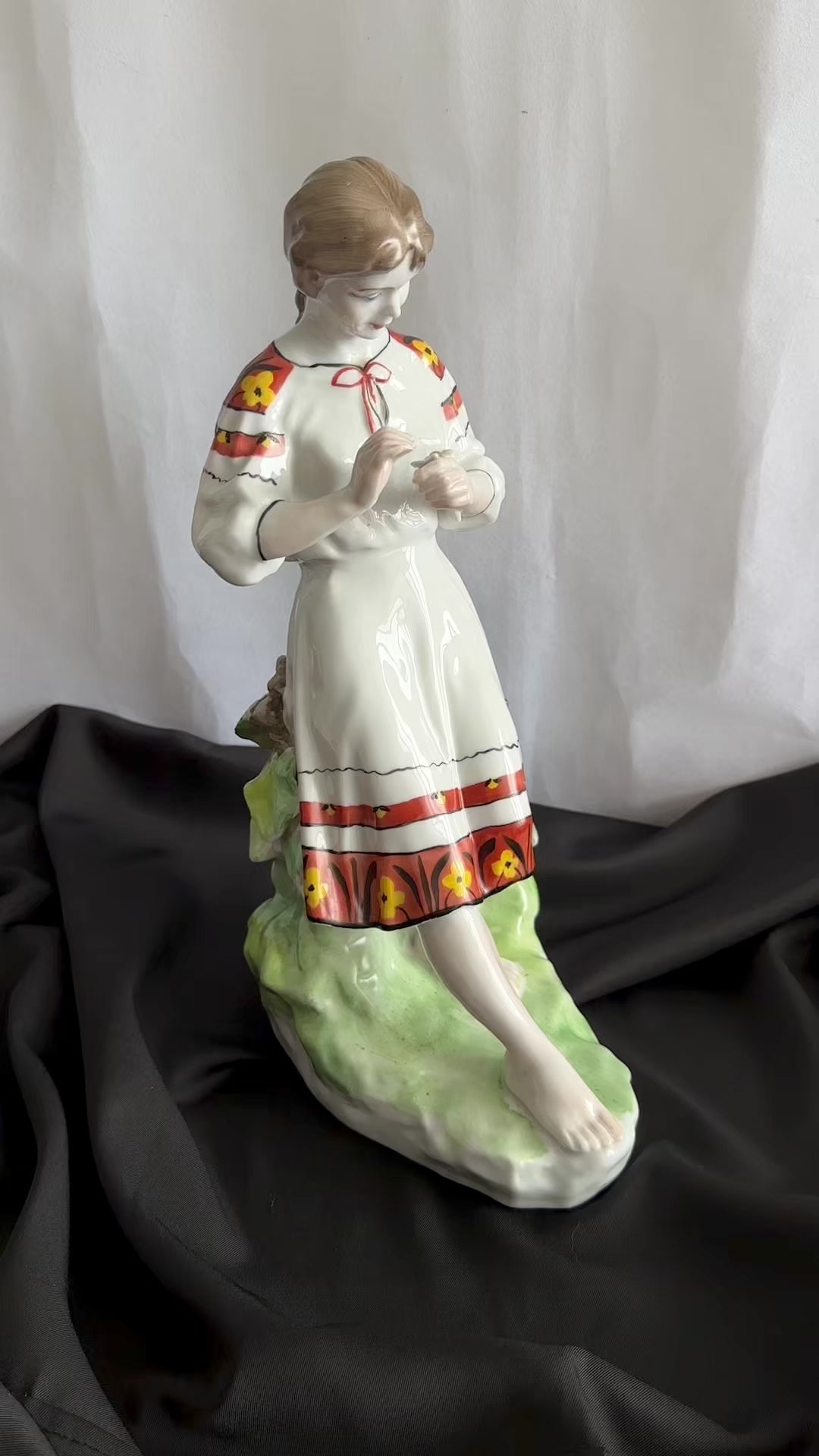 Ukrainian Vintage Porcelain Figurine "Fortune Telling on a Daisy" (Ussr  1962 Kyiv)