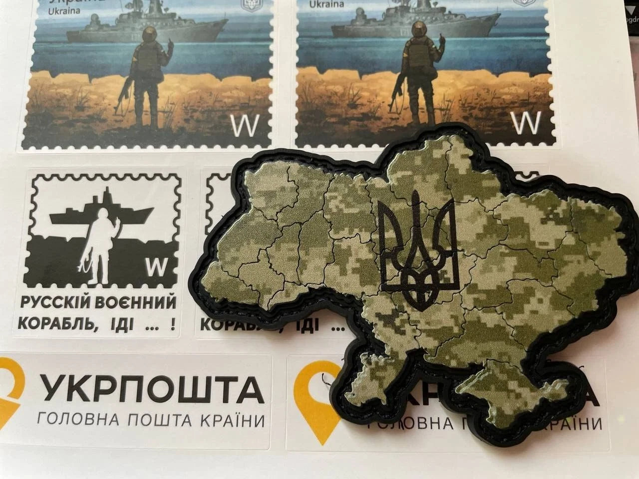 Ukrainischer Plastik-Moral-Patch KARTE UKRAINE DREIZACK Pixel Taktisches Abzeichen Haken